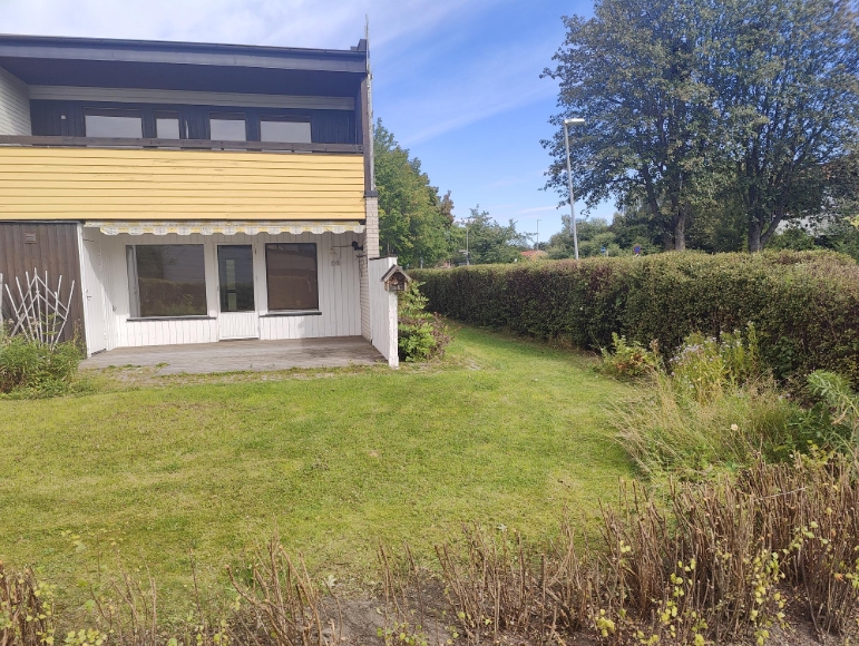 Baksidan av huset, med tomtplats.