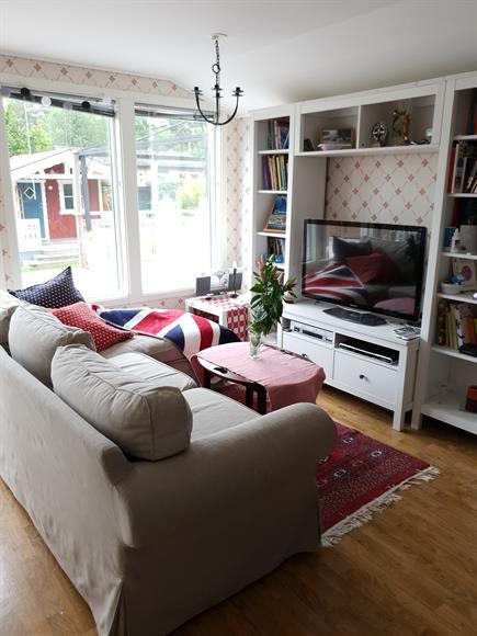 Superskön soffa med en förlängd del. Tv med många kanaler bl a Canal digital samt Viasat.