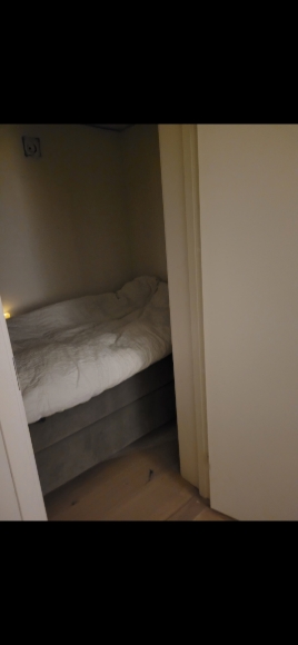 Sovalkov. Finns ett litet fönster i rummet.