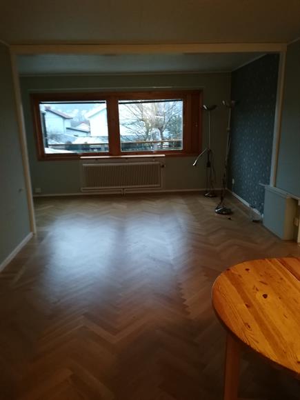 Ett av vardagsrummen i anslutning till köket. Nyslipat parkettgolv