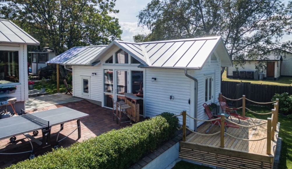 Utvändig bild av stugan s framsida.