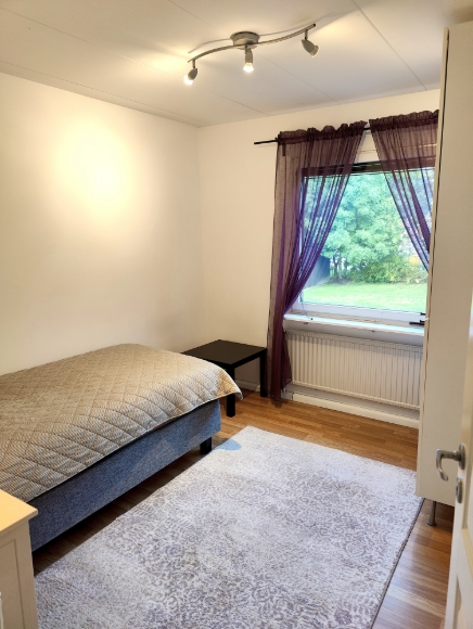 sovrum 3 med ett fint taklampa med spotlight.