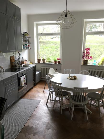 Stort kök i anslutning till vardagsrum (öppen planlösning). Stora arbetsytor, diskmaskin, varmluftsugn.