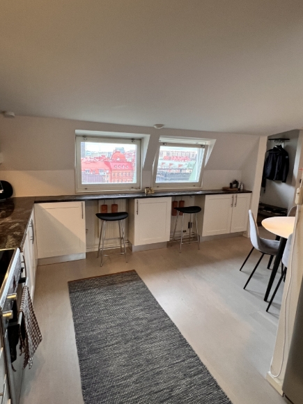 Matplats och delar av kök