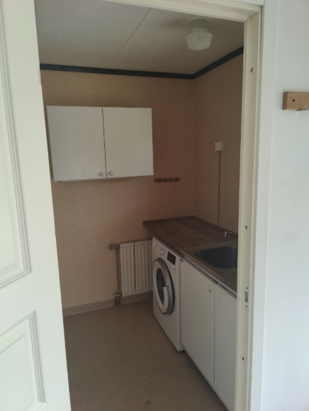 Egen tvättstuga direkt till höger efter entrén. Finns tvättmaskin, torktumlare, torkskåp, diskbänk(diskho samt bänk för att vika kläder.