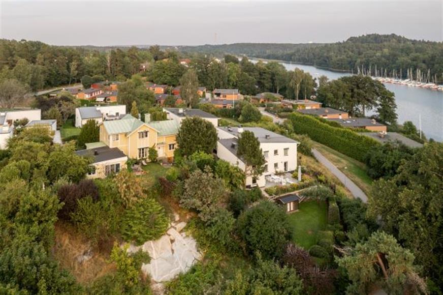 Från övre våningen har man utsikt över hela Lidingö