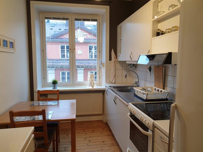 Del av köket med matplats.