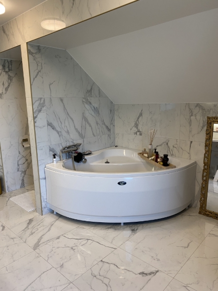 Badrummet på övervåningen med Jacuzzi och separat dusch som ej syns i bild.