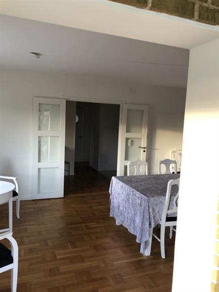 Från matplats mot hall/ kök