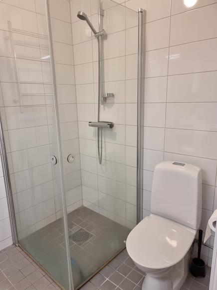 Sovrum med rymlig garderobsutrymme, två byråeer samt skrivbord