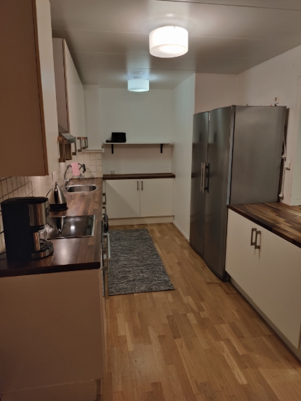 Köket med kyl, frys och övrig utrustning finns.