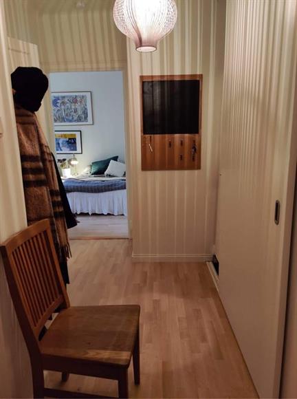 Stor hall med goda förvaringsmöjligheter.