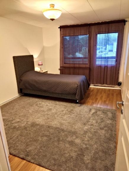 Sovrum 4 med egen ingång till ett stort balkong som väter mot baksidan av huset.