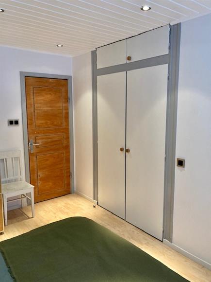 Inbyggda garderober i sovrummet. Dörr ut mot hallen.