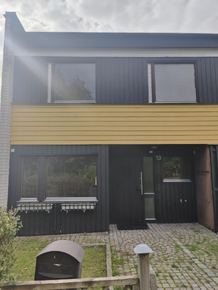 Framsidan av huset till entrén.