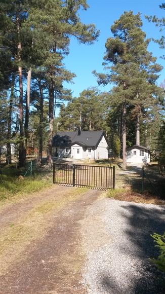 Infart till tomten ned parkering utanför om man vill