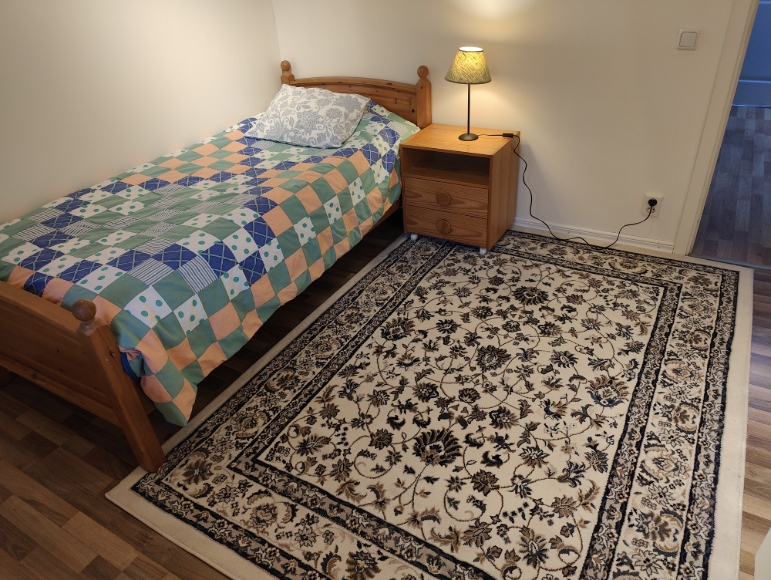 Sovrum 2, Enkelsäng (90x200), samt sängbord med läslampa.