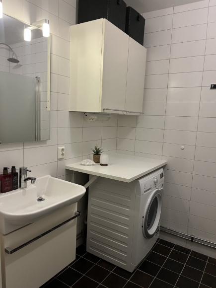 Badrum bild 1. Tvättmaskin är en kombi tvätt och tork. Gott om förvaring.
