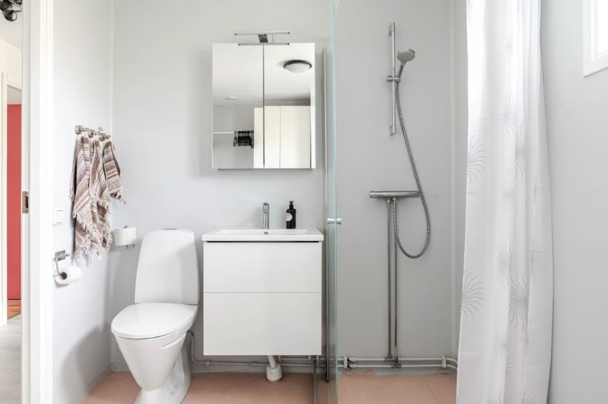 Badrum med duschhörna.