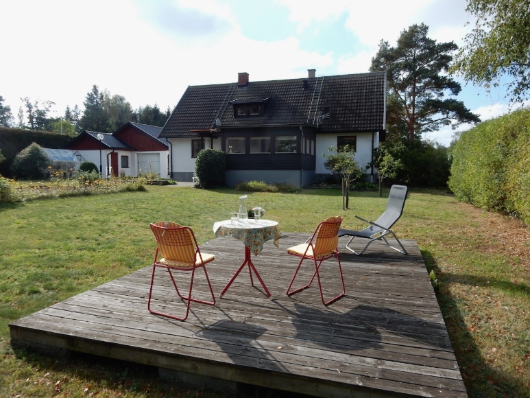 Trädgård mot öster. Insynsskyddad på sommaren.