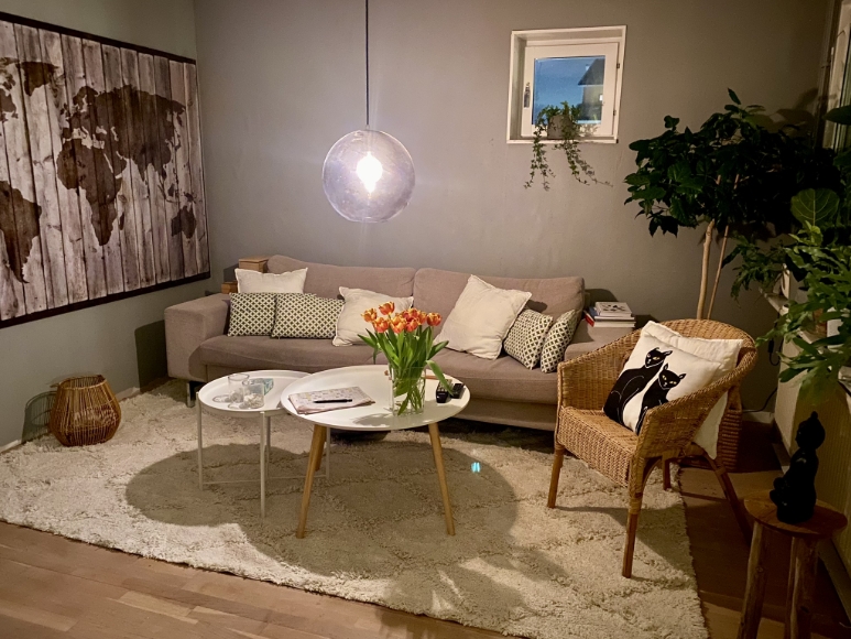 Vardagsrummet. Till höger om bilden finns 2 fönster och balkongdörr. Till vänster sovrum 4. 
Lilla fönstret som syns vetter mot söder. 
TV finns på väggen framför soffan. Fotot taget från köksdelen.