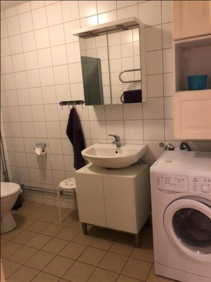 Toalett med tvättmaskin kombinerad med torktumlare