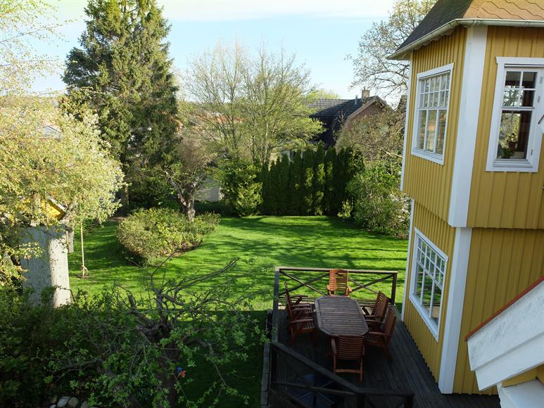 Utsikt från balkongen från sovrum 1. Stort altandäck, med sol från kl 12 på sommaren till solnedgång.