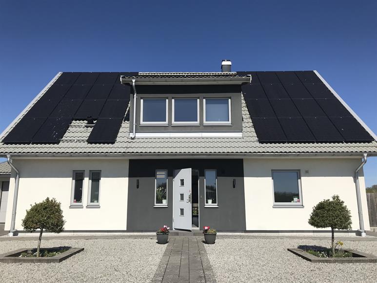 Unikt och modernt familjebostadshus belägen i vacker natur med 10–15 min bilfärd till Malmö och 20-25 min till Lund. Rofyllt och privat läge vid sidan av Kristinebergsparken med sin egen stora ankdamm och lekplats.
Unique and modern family home located in beautiful nature with 10-15 minutes’ drive to Malmö and 20-25 minutes to Lund. Tranquil and private location next to Kristinebergsparken with its own large duck pond and playground.