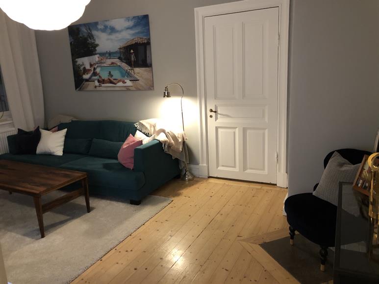 Stort vardagsrum med balkong