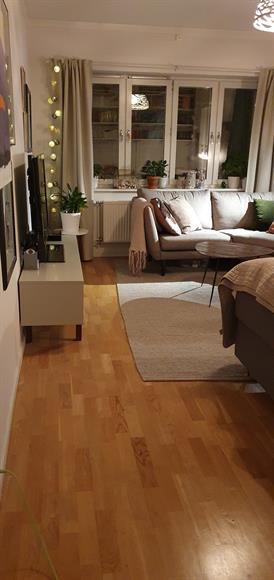 Vardagsrum med plats för stor soffa.