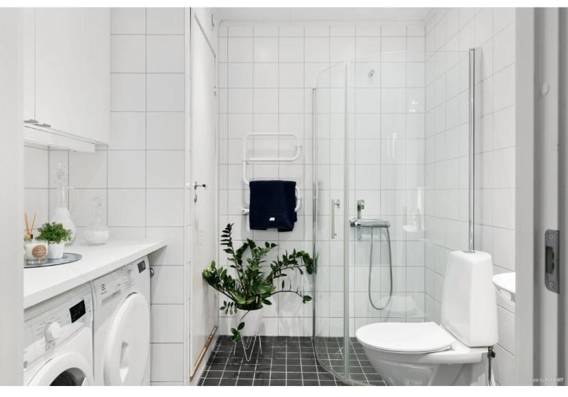 Badrum med tvättmaskin och torktumlare