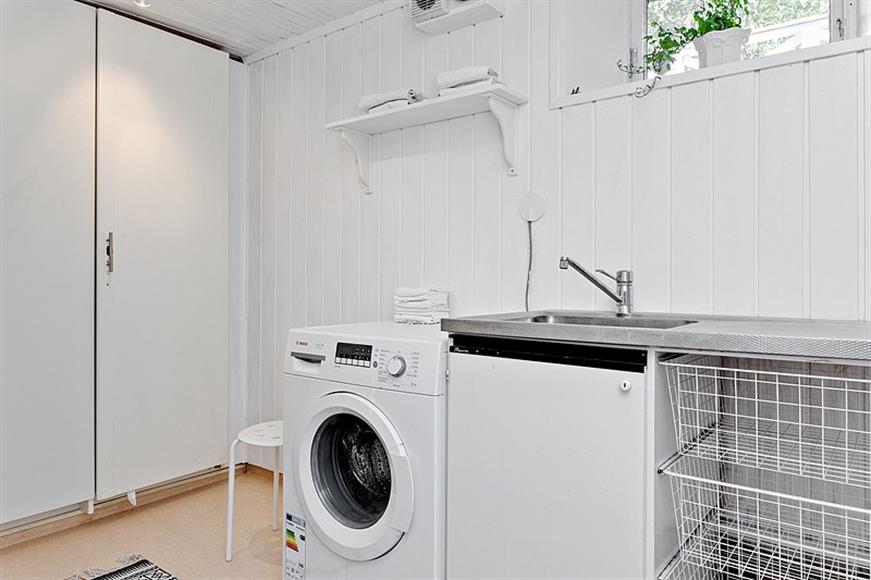 Tvättstuga med tvättmaskin och torktumlare