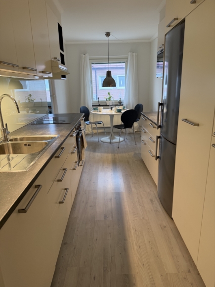 Ljust, renoverat kök med matplats