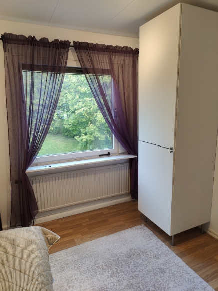 Sovrum 3 på övre plan. Ett stort garderob för kläder.