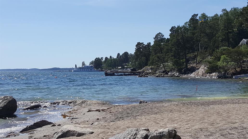 Ett flertal badstränder samt 2 tennisbanor finns i närheten.