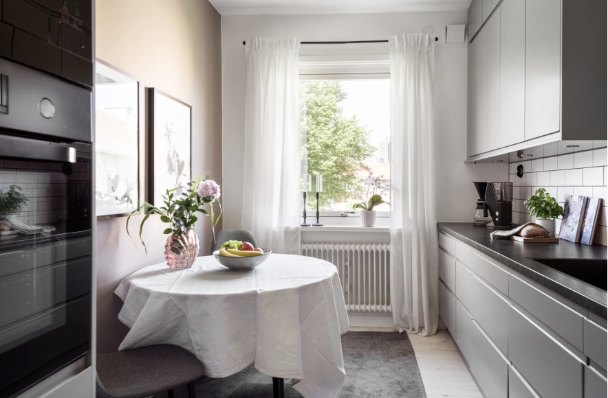 Kök
Vidare in nås köket som renoverades 2021. Här erbjuds goda förvaringsmöjligheter bakom stålgråa köksluckor och det finns gott om arbetsytor. Här finns spishäll, fläkt, mikro, diskmaskin samt kombinerad kyl/frys. Naturlig matplats intill fönstret där ni blickar ut över föreningens grönskande gård.