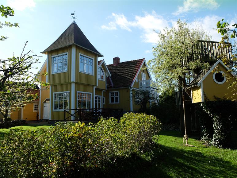 En grönskande trädgård med päron-, äppel-, körsbärs- och plommonträd. Jordgubbar, smultron, hallon, vinbär och en massor med blommor. En trädkoja för ev barn. Stor insynsskyddad och inhägnad tomt.