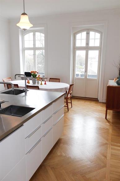 The kitchen/dining room include a large balcony.
