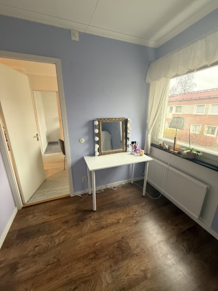 Sovrum 1 från köket