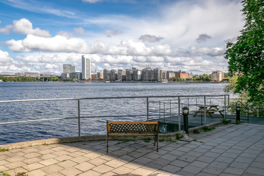 Utanför porten ser man ut mot Kungsholmen