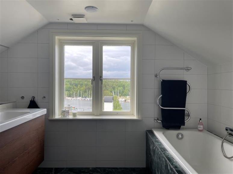 Nytt badrum augusti 2022.
Vattenburen golvvärme för extra komfort.
Ledljus med två styrningar, och färgval
Högtalare i taket som styrs via Bluetooth eller wifi.
Dusch & bad