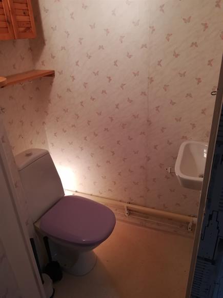 En liten gästtoalett på entréplan