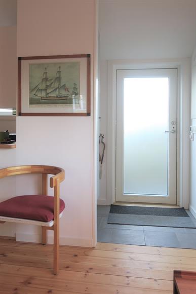 Hall med golvvärme, städskåp och kapphängare.