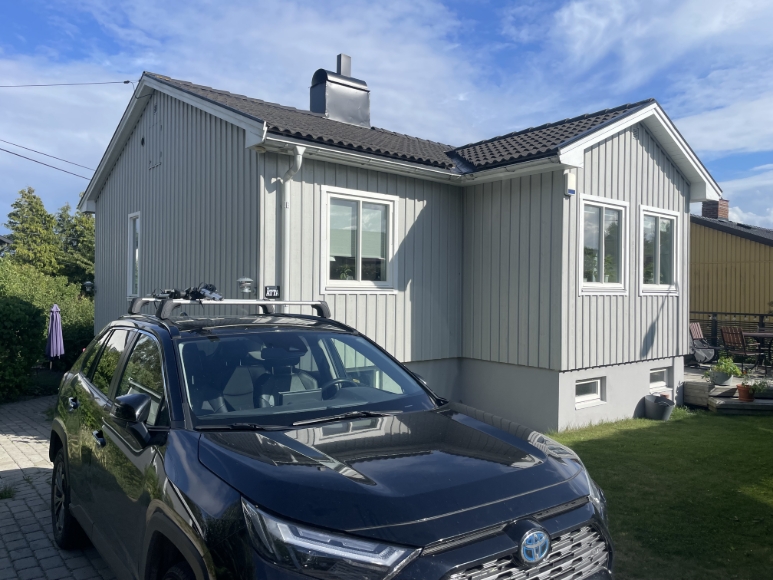 Husets ”framsida” mot en  lugn gata.