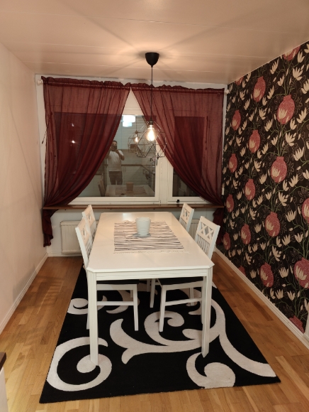 Köket där bordet är placerat, nära till själva ugn och spis mm.