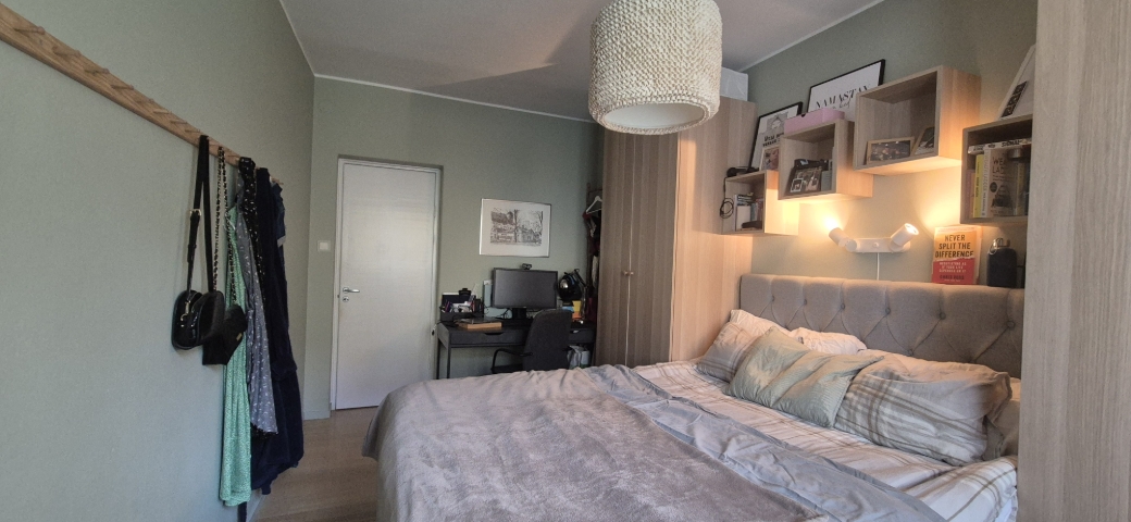 Sovrum med plats för skrivbord