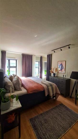 Stort Master bedroom och stort öppet vardagsrum/kök med stor köks-ö.