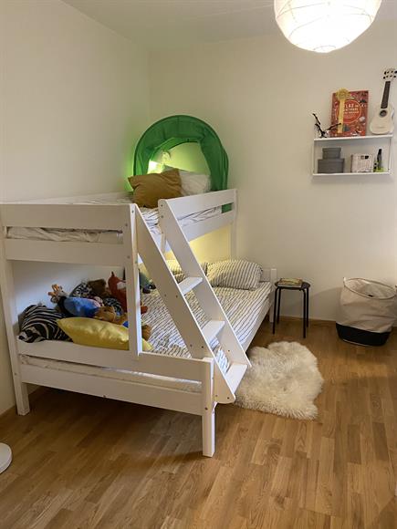 Sovrum 2. Möjligt att byta till vanlig säng.
