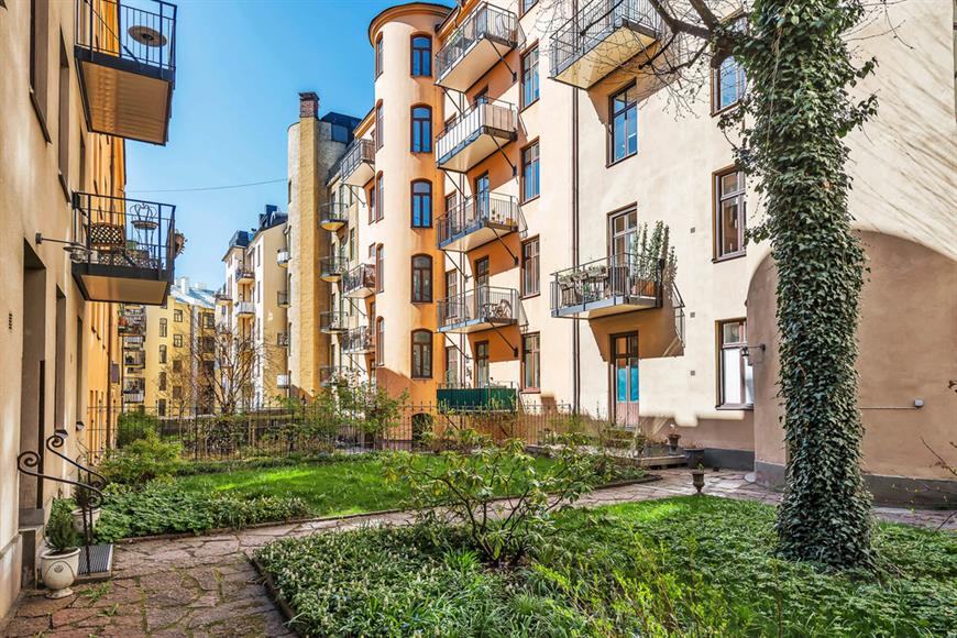 Apartment is located between two gardens