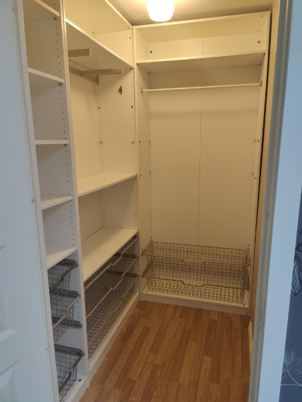 Ett av förråden på övre plan. finns bra med förvaringsskåp och hyllplan för kläder och skor m.m. Finns ett till liknande förråd på motsatt sida direkt till vänster om trappan